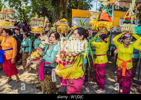 Ubud, Bali, Indonésie - 22 Avril 2019 : Cérémonie de la crémation royale prepation. Les hindous balinais religion procession. Bade et Lembu taureau noir symbole de Banque D'Images
