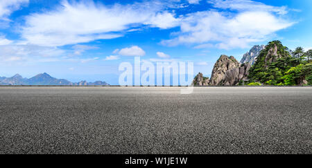 La route asphaltée et belle montagne nature paysage à Huangshan, Anhui, Chine. Banque D'Images