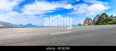 La route asphaltée et belle montagne nature paysage à Huangshan, Anhui, Chine. Banque D'Images
