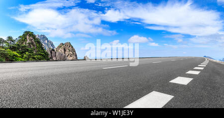 La route asphaltée et belle montagne nature paysage à Huangshan, Anhui, Chine. Banque D'Images