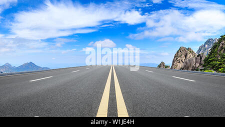 La route asphaltée et belle montagne nature paysage à Huangshan, Anhui, Chine. Banque D'Images