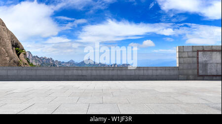 Sol carré vide et belle montagne nature paysage à Huangshan, Anhui, Chine. Banque D'Images