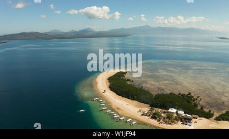 Vue aérienne de l'île de sable dans la baie d'honda. L'île tropicale et de récifs coralliens de touristes. starfish island. L'été et les vacances, Philippines, Palawan Banque D'Images