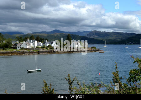 Plockton dans les Highlands d'Ecosse dans Lochalsh, Wester Ross, sur les rives du Loch Carron est un petit village centré sur la magnifique baie Banque D'Images