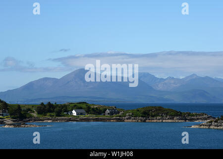 Vue panoramique sur le Loch Carron - les montagnes mystiques - vue panoramique de Plockton à l'île de Skye Banque D'Images