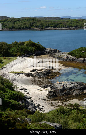 La marche autour de la pointe à Plockton mène à plusieurs plages de corail avec vue sur Skye. Le corail est en fait, des algues calcifiées connu sous le nom de maërl. Banque D'Images