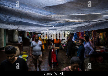 Beijing, Chine. 1er juillet 2019. Les habitants locaux sont vus dans un jour de pluie à Kolkata, en Inde le 1 juillet 2019. Credit : Tumpa Mondal/Xinhua/Alamy Live News Banque D'Images