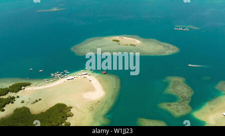 Belle plage sur l'île tropicale entourée de récifs de corail, Sandy bar avec les touristes. Honda Bay Vue d'en haut. Luli island. L'été et les vacances, Philippines, Palawan Banque D'Images