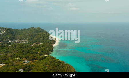 La célèbre île tropicale de Boracay avec plage de sable blanc, hôtels parmi la forêt, vue aérienne. Billet d'été et vacances. Banque D'Images