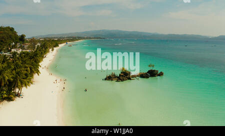 Plage de sable blanc et de Willy's rock avec les touristes et les hôtels et bateau à voile sur l'île de Boracay. Drone aérien : white beach avec bateau à voile. Billet d'été et vacances. Banque D'Images