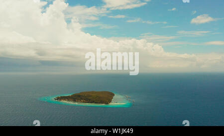 L'île de Sumilon avec plage de sable près de Cebu, Philippines, d'Oslob. Petite île avec une plage de sable. Billet d'été et vacances. Banque D'Images