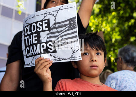 Los Angeles, United States. 07 juillet, 2019. Un enfant est titulaire d'un signe au cours d'une fermeture des camps de protestation contre les centres de détention des migrants. Invite les organisateurs de l'administration d'Atout pour fermer les centres de détention des migrants et d'arrêter les politiques de séparation de la famille. Fermer les camps semblables manifestations ont eu lieu dans tout le pays. Credit : SOPA/Alamy Images Limited Live News Banque D'Images