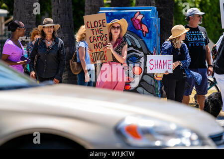 Los Angeles, United States. 07 juillet, 2019. Les protestataires contenir jusqu'des pancartes comme ils participent à un fermer les camps de protestation contre les centres de détention des migrants. Invite les organisateurs de l'administration d'Atout pour fermer les centres de détention des migrants et d'arrêter les politiques de séparation de la famille. Fermer les camps semblables manifestations ont eu lieu dans tout le pays. Credit : SOPA/Alamy Images Limited Live News Banque D'Images