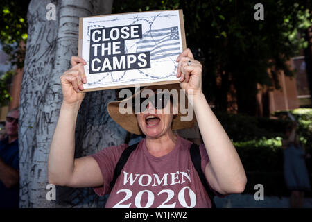 Los Angeles, United States. 07 juillet, 2019. Un manifestant est titulaire d'un placard pendant un fermer les camps de protestation contre les centres de détention des migrants. Invite les organisateurs de l'administration d'Atout pour fermer les centres de détention des migrants et d'arrêter les politiques de séparation de la famille. Fermer les camps semblables manifestations ont eu lieu dans tout le pays. Credit : SOPA/Alamy Images Limited Live News Banque D'Images