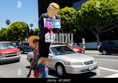 Los Angeles, United States. 07 juillet, 2019. Un manifestant tient une marionnette d'Atout avec un panneau qui dit touche pas à nos enfants pendant un fermer les camps de protestation contre les centres de détention des migrants. Invite les organisateurs de l'administration d'Atout pour fermer les centres de détention des migrants et d'arrêter les politiques de séparation de la famille. Fermer les camps semblables manifestations ont eu lieu dans tout le pays. Credit : SOPA/Alamy Images Limited Live News Banque D'Images