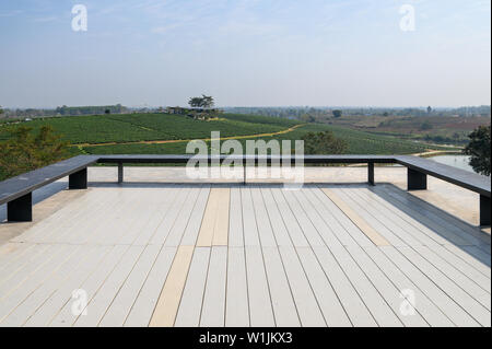 Banc sur un patio en bois de toit avec vue sur la plantation de thé Banque D'Images