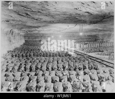 La 90e Division a découvert cette richesse Reichsbank, SS loot, musée de Berlin et les peintures qui ont été retirées de Berlin à une mine de sel de Merkers, Allemagne., 15/04/1945 Banque D'Images