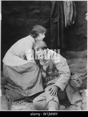 English : The Motion Picture - UN Win-The-Facteur de guerre. Dorothy Gish dans la plus grande chose dans la vie (1918), un D. W. Griffith Artcraft photo publié par le célèbre Players-Lasky Corp. ; notes générales : utiliser la guerre et les conflits Numéro 524 lors de la commande d'une reproduction ou demande d'informations sur cette image. Banque D'Images