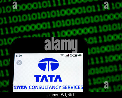 Sur cette photo, l'illustration de Tata Consultancy Services Limited (SDC) logo est vu affichée sur un smartphone Banque D'Images