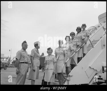 Les cinq premières femmes enrôlés dans l'Armée de l'air (WAF WAF) et la quatrième à l'affectation d'un agent du Vietnam arrivent à la base aérienne de Tan Son Nhut, Sud Vietnam. Les femmes (de gauche à droite) : Lt Col Juin H. Hilton, A1C Carol J. Hornick, A1C Rita M. Pitcock, SSgt Barbara J. Snavely, A1C Shirley J. Brown, et A1C Eva M. Nordstrom. Banque D'Images