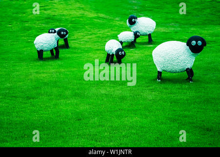 Moutons de sculpture sur la pelouse Banque D'Images