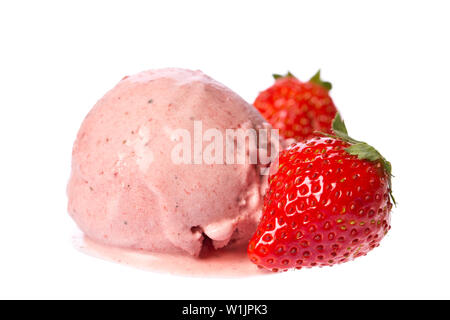 Cuillère à crème glacée de fraises avec des fraises isolé sur fond blanc Banque D'Images