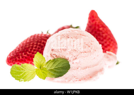 Une boule de glace à la fraise à la menthe et les fraises isolé sur fond blanc Banque D'Images