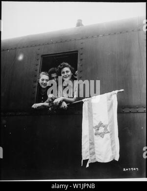 Ces enfants juifs sont en route pour la Palestine, après avoir été libéré de l'Camp de concentration de Buchenwald. La jeune fille de gauche est de la Pologne, le garçon au centre de la Lettonie, et la jeune fille sur la droite à partir de la Hongrie. ; notes générales : utilisation de la guerre et des conflits Nombre 1262 lors de la commande d'une reproduction ou demande d'informations sur cette image. Banque D'Images