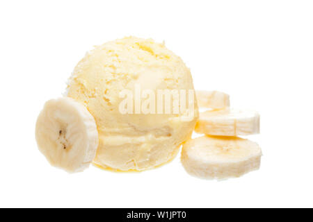 Une boule de glace à la banane avec des morceaux de banane isolé sur fond blanc Banque D'Images