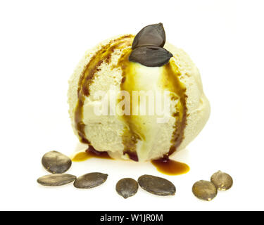 Saveur de crème glacée avec de l'huile de graine de citrouille graines devant isolé sur fond blanc Banque D'Images