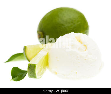 Vue de face de cuillère à crème glacée de citron avec des tranches de citron, un ensemble de feuilles de citron et lemone isolé sur fond blanc Banque D'Images