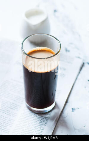 Un espresso dans un grand verre Banque D'Images