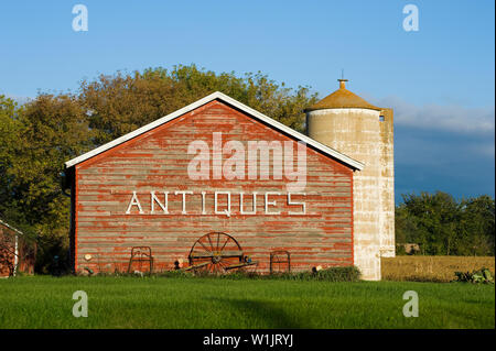 Une ancienne grange d'antiquités est baignée de lumière du soir au début de l'automne dans le nord du Wisconsin. (C) 2011 Tom Kelly Banque D'Images