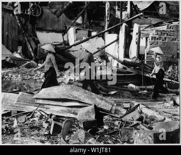 Trois vietnamiennes retournez dans la région de Cholon Viet Cong après un attentat qui a fait deux pâtés de maisons de niveau, dans l'espoir de sauver leurs maigres biens. Saigon, le 31 janvier 1968., 1958 - 1974 ; notes générales : utilisation de la guerre et des conflits Nombre 421 lors de la commande d'une reproduction ou demande d'informations sur cette image. Banque D'Images