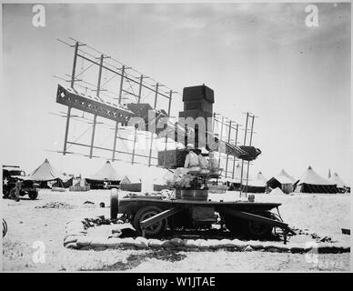 Trois soldats de l'armée des Etats-Unis s'asseoir en place à un radar est utilisé par la 90ème d'artillerie de la côte française à Casablanca, Maroc., 06/19/1943 (l'exploitation est plus juste) (le 90e CA (DCA) est un Afro-américain) Banque D'Images