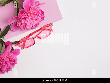 Composition d'été avec des lunettes roses et belles pivoines close-up Banque D'Images