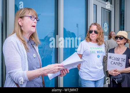 Rockaway, United States. 07 juillet, 2019. Électeurs du député Gregory Meeks a montré à ses bureaux de Rockaway, le 2 juillet 2019 pour exiger la fermeture des centres de détention inhumaines dans les # CloseTheCamps protester dans le cadre d'une journée nationale d'action en réponse à les conditions inhumaines dans les centres de détention d'Atout. Les participants ont lu des témoignages de personnes détenues dans les camps à Meeks' personnel, suivi d'une déclaration écrite du député. Crédit : Erik McGregor/Pacific Press/Alamy Live News Banque D'Images