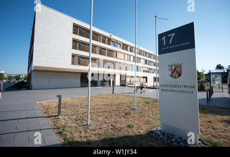 Bad Kreuznach, Allemagne. 06Th Juillet, 2019. Le procès d'un demandeur d'asile Afghan commence au centre de la Justice. L'homme est dit d'avoir poignardé la mère de l'enfant ensemble dans Montevideo. Dans l'acte en janvier de cette année, les 25 ans a été grièvement blessé, l'enfant à naître a été tué. Crédit : Andreas Arnold/dpa/Alamy Live News Banque D'Images