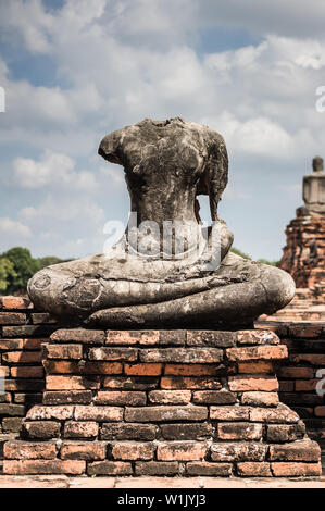 Ancienne statue de bouddha cassée sans tête à Ayutthaya en Thaïlande Banque D'Images