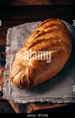 Une miche de pain sur une table Banque D'Images