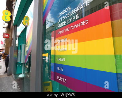 Londres, Royaume-Uni. 2 juillet, 2019. Affichage arc-en-dehors EE Phone store.De nombreux magasins de détail dans la capitale le cœur commercial de l'Ouest en ce moment sont décorées dans des couleurs arc-en-ciel, soutenir la fierté. Une fête annuelle de la communauté LGBT, l'Orgueil culmine dans la communauté LGBT Pride Parade à Londres, attirant des milliers de visiteurs de la capitale, avec un décor coloré, dynamique et excentrique procession à travers la ville. Credit : Keith Mayhew SOPA/Images/ZUMA/Alamy Fil Live News Banque D'Images