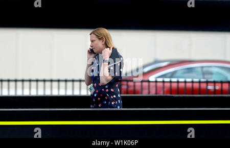 Tracey Crouch député (Con : Chatham et Aylesford) sur son téléphone portable, en passant devant les Chambres du Parlement Banque D'Images