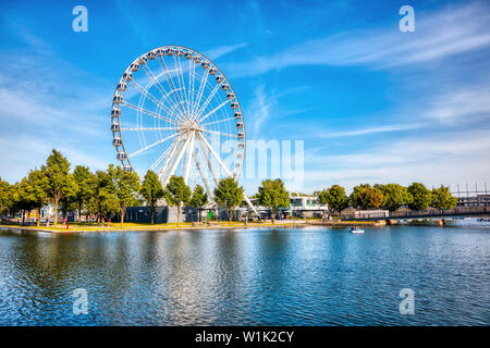 Montréal, Canada - Juin 2018 : Grande roue roue d'observation ou à vieux port de Montréal, Québec, Canada. Éditorial. Banque D'Images