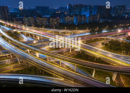 Grand traffic interchange vue aérienne de nuit à Chengdu, Chine Banque D'Images