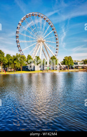 Montréal, Canada - Juin 2018 : Grande roue roue d'observation ou à vieux port de Montréal, Québec, Canada. Éditorial. Banque D'Images