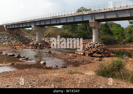 Exploitation minière pour le transport et la gestion du minerai de fer. Nouveau pont ferroviaire au-dessus de la rivière Rokel permettant un train en minerai et un trajet rapide et facile vers et depuis Port Banque D'Images