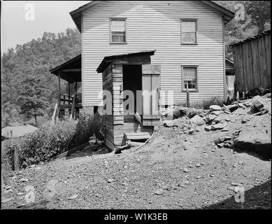 Maison typique. Le sud de Coal Corporation, Bradshaw Mine, Bradshaw, McDowell County, Virginie occidentale. Banque D'Images