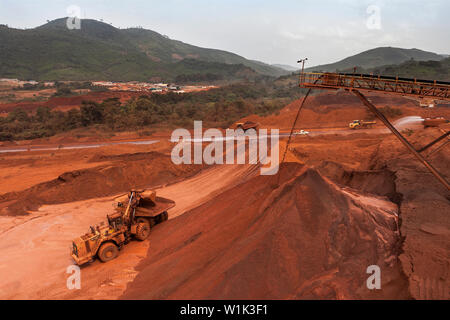 L'exploitation minière pour le transport et la gestion de minerai de fer. Chargement du chargeur avant de minerai amendes agrafeuse dans dump truck pour le transport ferroviaire au port Banque D'Images