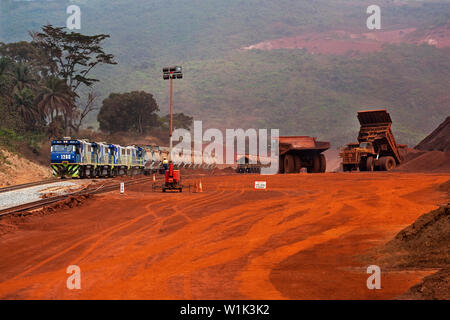 Exploitation minière pour le transport et la gestion du minerai de fer. Zone de chargement des trains et trains en provenance et en provenance du port. Camions chargés à partir de piles de stocks Banque D'Images