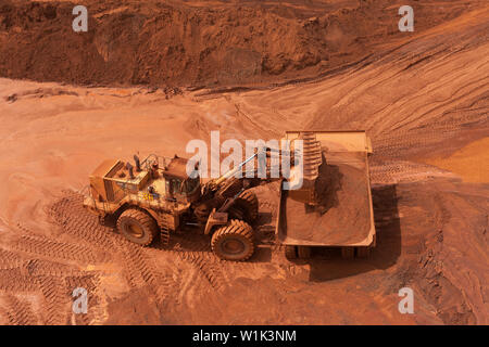 L'exploitation minière pour le transport et gestion du minerai de fer. Sur les amendes agrafeuse à chargeur avant le chargement de minerai en dump truck avant le transport ferroviaire au port Banque D'Images